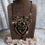 Collar Cleopatra bordado con ónice negro, perlas y rocallas 
